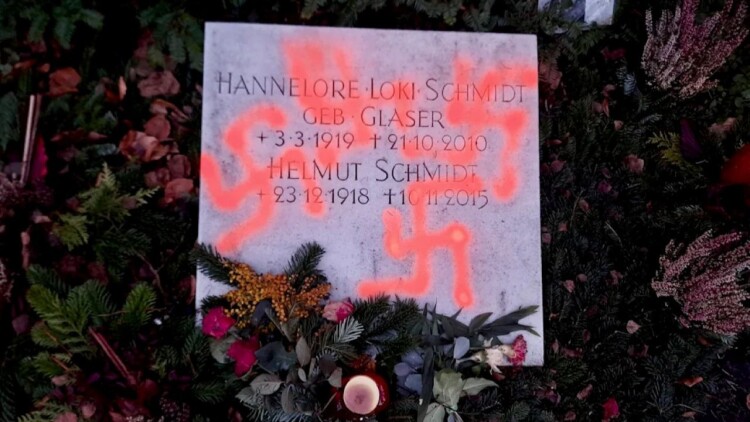 Βανδαλισμός με σβάστικες στον τάφο του Σοσιαλδημοκράτη καγκελάριου Χέλμουτ Σμιτ