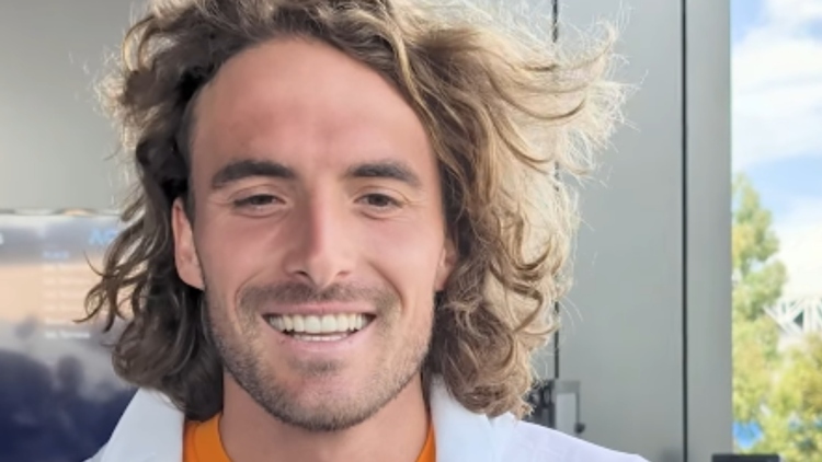 To μουσικό challenge του χαμογελαστού Τσιτσιπά πριν την πρεμιέρα του στο Australian Open, δείτε βίντεο