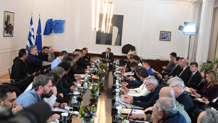 Μικροεπεισόδιο στο Μαξίμου μεταξύ του προέδρου του Κτηνοτροφικού Συλλόγου Καστοριάς και του πρύτανη του Πανεπιστημίου Θεσσαλίας για την ευλογιά των αιγοπροβάτων