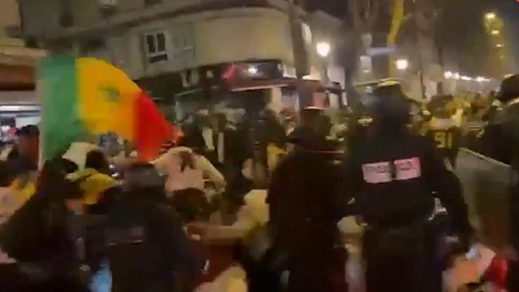 Παρίσι: Επεισόδια στα Ηλύσια Πεδία μεταξύ Σενεγαλέζων και της αστυνομίας μετά την κατάκτηση του Κόπα Άφρικα
