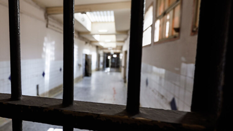 Πόσοι αλλοδαποί κρατούνται σήμερα στις ελληνικές φυλακές και για ποια αδικήματα 