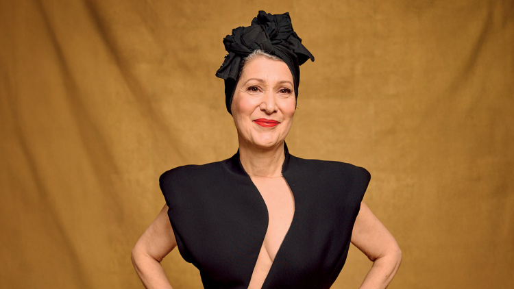 Μεριλίν Φιτουσί: Ποια είναι η γυναίκα πίσω από τα κοστούμια του «Emily in Paris»