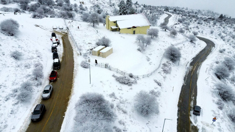 Στα λευκά τα ορεινά χωριά της χώρας, δείτε εικόνες από το χιονισμένο τοπίο σε Πάρνηθα, Πήλιο, Εύβοια και Κίσσαβο