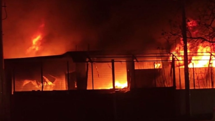 Μεγάλη πυρκαγιά σε εργοστάσιο πλαστικών στο Μενίδι: Καταστράφηκε ολοσχερώς η επιχείρηση, δείτε βίντεο