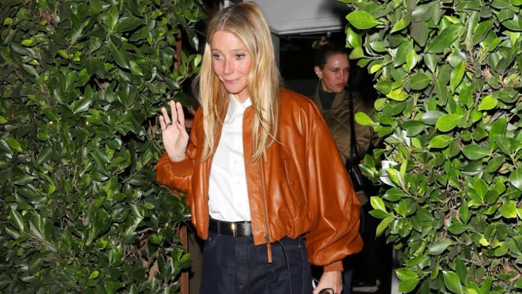 H Γκουίνεθ Πάλτροου φόρεσε μία από τις μεγαλύτερες τάσεις στα τζιν για το 2026
