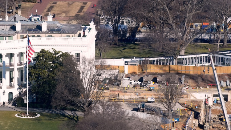 Πίσω από τις μπουλντόζες: Η κατεδάφιση της Ανατολικής Πτέρυγας του Λευκού Οίκου κρύβει το άκρως απόρρητο καταφύγιο του Τραμπ σε περίπτωση πυρηνικού ολέθρου