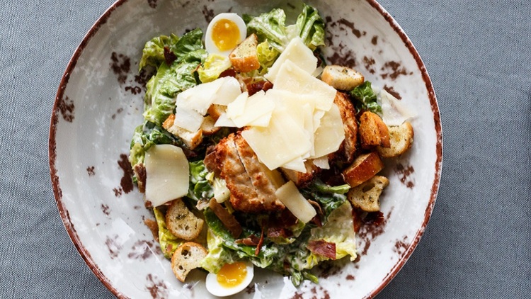 Τι τρώμε το βράδυ για να κοιμηθούμε καλύτερα (χωρίς να βαραίνουμε)