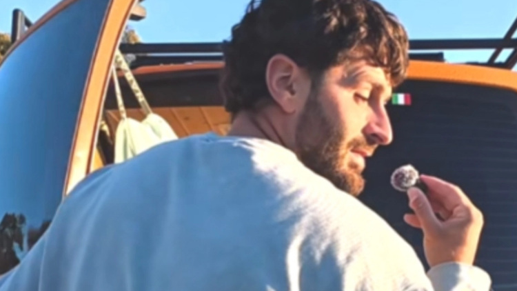 Ζει σε βαν με 1.300€ μισθό: Η ιστορία δημόσιου υπαλλήλου που είπε «όχι» στο ενοίκιο