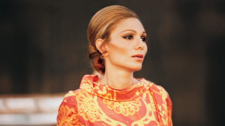 Φαράχ Ντιμπά Παχλαβί, η ιστορία της πρώτης και τελευταίας «αυτοκράτειρας» του Ιράν