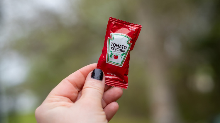 Αντίο, αγαπημένα μου φακελάκια κέτσαπ: Γιατί «εξαφανίζονται» από μπαρ και εστιατόρια
