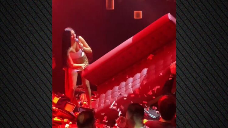 Αναστασία: Θαμώνας έριξε... καναπέ στην πίστα του μαγαζιού, όπου τραγουδούσε, δείτε βίντεο
