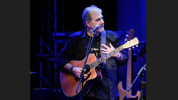 Δημήτρης Σταρόβας: Ροκάρει με την κιθάρα και τη μπάντα του στη σκηνή