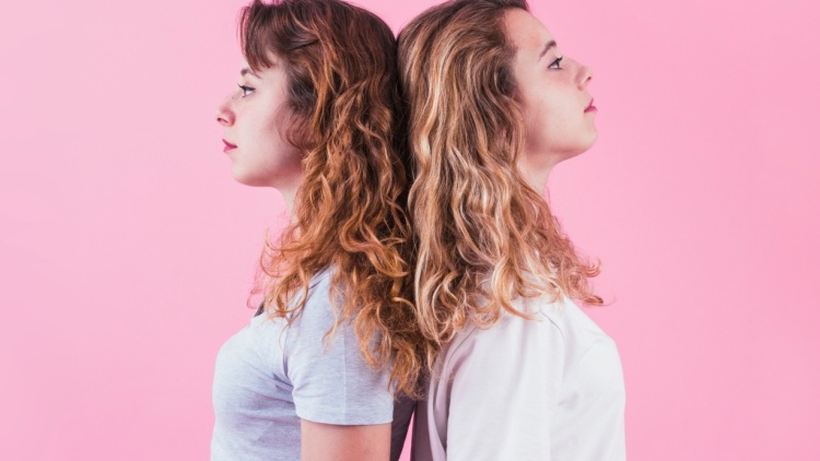 Choppelganger: Ο νέος όρος που εφύηρε η Gen Z, δεν είναι καθόλου κολακευτικός
