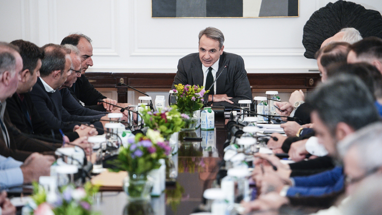 «Μπλόκα τέλος» το μήνυμα του Μαξίμου μετά το ραντεβού Μητσοτάκη με αγρότες, rebound για τη ΝΔ στις δημοσκοπήσεις