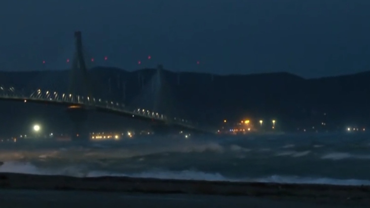 Γέφυρα Ρίου – Αντιρρίου: Πρωτοφανείς εικόνες με ανέμους 12 μποφόρ και κύματα, δεμένα τα πλοία