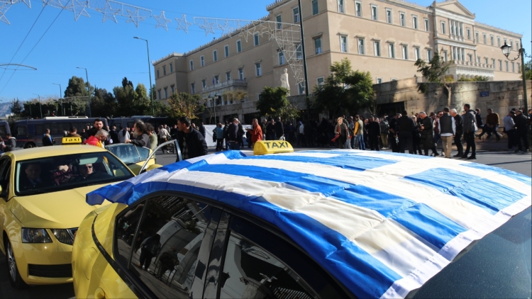 Ηλεκτροκίνηση και ταξί: Η βιτρίνα των απεργιών και το πραγματικό παρασκήνιο