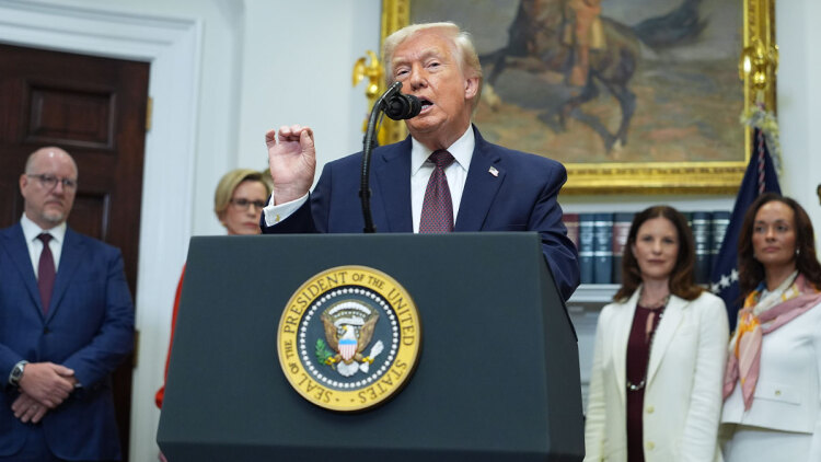 Αποσύρει ο Τραμπ τους δασμούς που επέβαλε στις 8 χώρες που βοηθούν στρατιωτικά τη Γροιλανδία