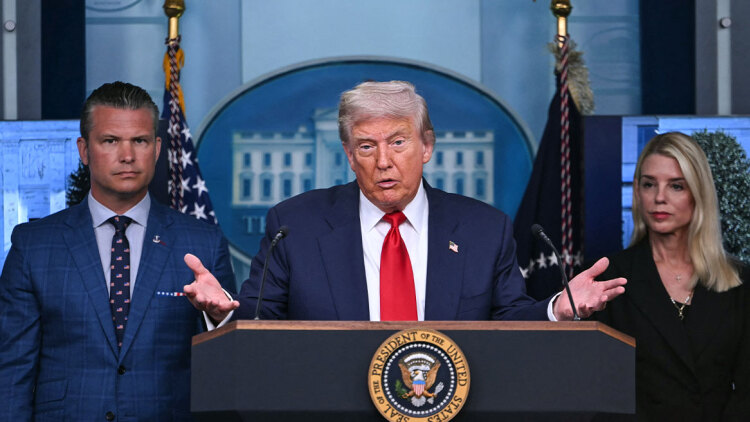 Τραμπ: «Ακόμη μια αρμάδα πλέει όμορφα προς το Ιράν, ελπίζω ότι θα κλείσουν συμφωνία»