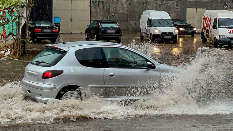 Ακραίας επικινδυνότητας οι βροχές αύριο και κλειστά σχολεία στην Αττική: Οι 7 περιοχές που θα πέσουν μεγάλες ποσότητες νερού, δείτε χάρτες