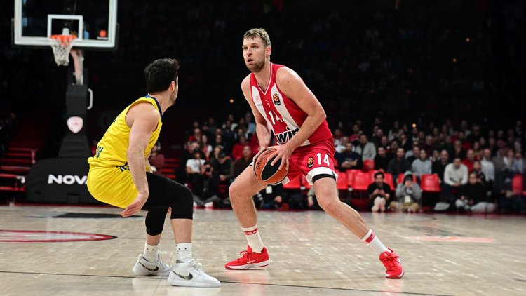 Ο Ολυμπιακός νίκησε με 100-93 τη Μακάμπι παίζοντας εκπληκτικό μπάσκετ στο πρώτο ημίχρονο