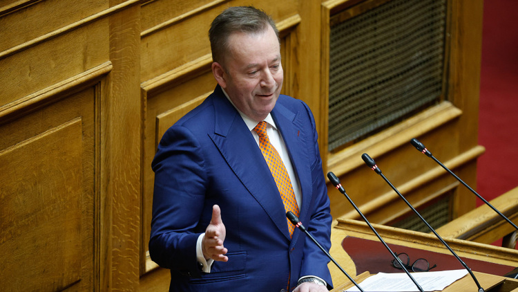 Βουλή: Η στιγμή που χτυπά το 112 στα κινητά των βουλευτών στην Ολομέλεια, δείτε βίντεο 