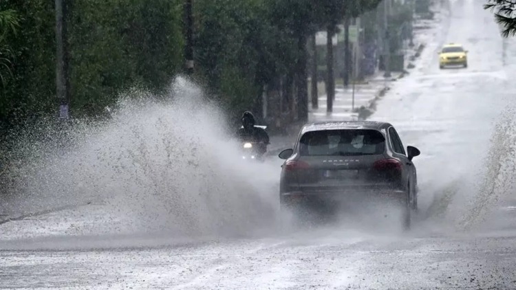 Οδήγηση στη βροχή: Tα SOS που πρέπει να ξέρετε
