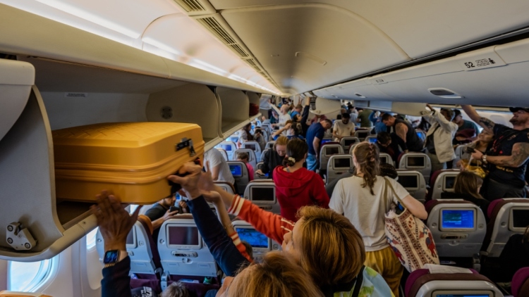Οι προτάσεις του Ευρωκοινοβουλίου για τις αερομεταφορές: Δωρεάν χειραποσκευές και θέσεις για παιδιά κάτω των 12 ετών, υψηλότερες αποζημιώσεις για καθυστερήσεις