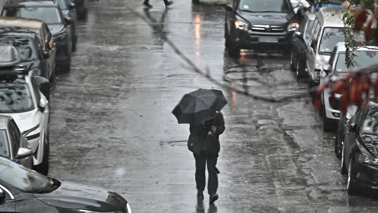Σε εξέλιξη η κακοκαιρία στην Αττική, δείτε που βρέχει τώρα, βίντεο και φωτογραφίες