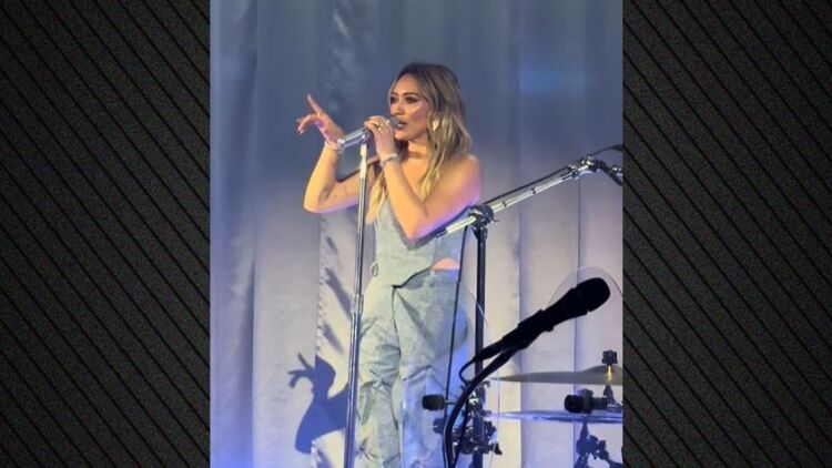 Η Χίλαρι Νταφ έδωσε την πρώτη της συναυλία μετά από σχεδόν 20 χρόνια, δείτε βίντεο