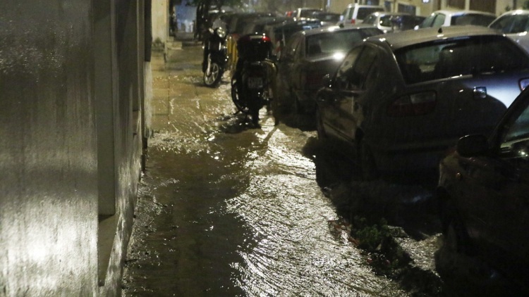 112 στον Ασπρόπυργο: Υπερχείλισε το ρέμα Αγίου Ιωάννου
