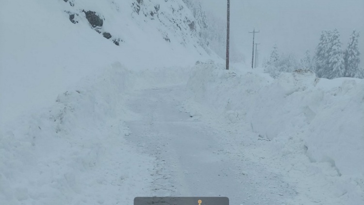 Πάνω από ένα μέτρο το χιόνι στα ορεινά της Καρδίτσας, υποχρεωτικές οι αντιολισθητικές αλυσίδες