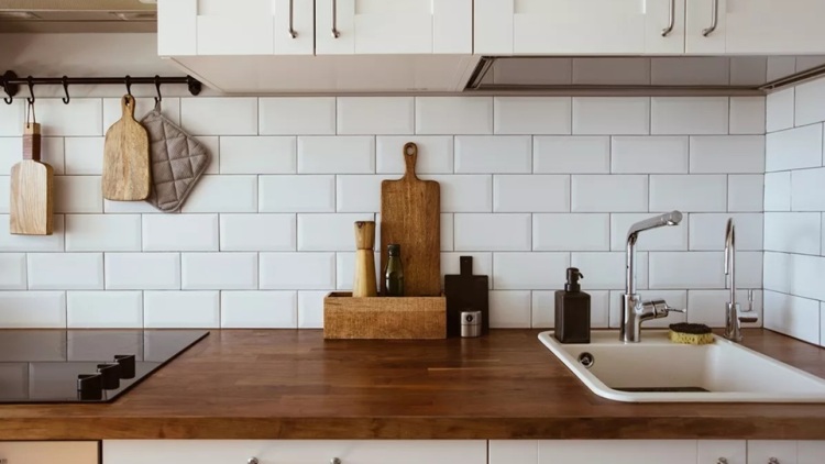 Οργάνωση κουζίνας: Τι αξίζει να έχουμε στον πάγκο όταν ο χώρος είναι περιορισμένος