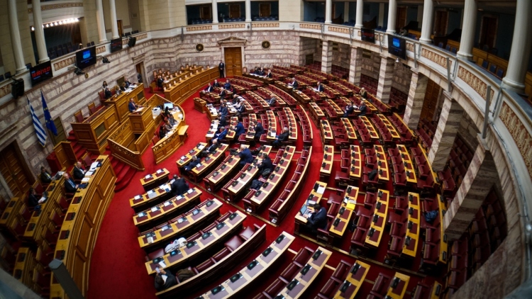 Βουλή: Ακραίες κορώνες στη συζήτηση για το αγροτικό, αιχμές από την αντιπολίτευση για την απουσία Μητσοτάκη 
