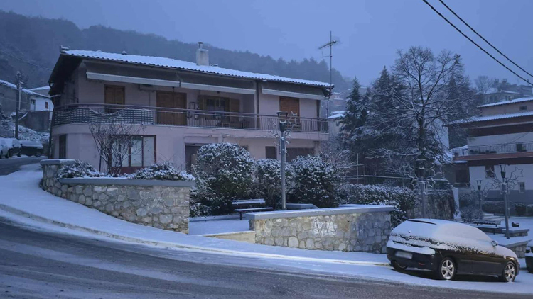 Χιονίζει στα ορεινά της Θεσσαλονίκης, κλειστά τα σχολεία στη Βόρεια Ελλάδα

