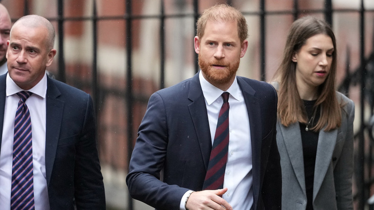 Συγκινημένος ο πρίγκιπας Χάρι στη δίκη κατά της Daily Mail: Έκαναν τη ζωή της συζύγου μου κόλαση
