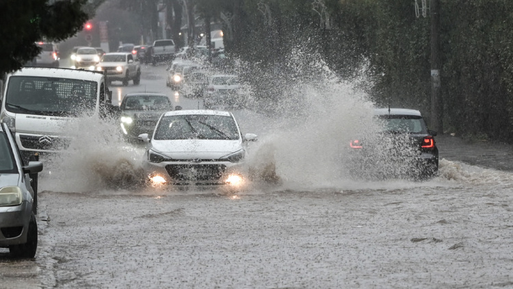 Επιμένουν οι ισχυρές καταιγίδες στην Αττική, φούσκωσαν Κηφισός, Ιλισσός και Πικροδάφνη, πώς θα κινηθεί η κακοκαιρία