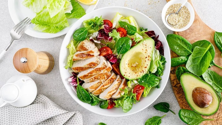 Θέλουμε να τρώμε πιο σωστά αλλά δεν αντέχουμε δίαιτες – τι κάνουμε στην πράξη