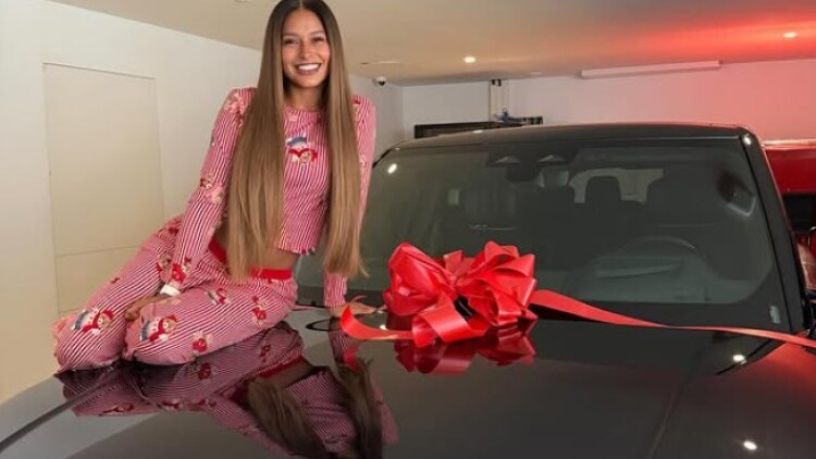 Ο Ραφίνια έκανε δώρο στη σύζυγό του ένα αυτοκίνητο αξίας 100.000 ευρώ, δείτε βίντεο