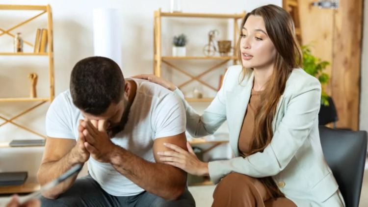 Έχει κατάθλιψη ο σύντροφός σας; 5 τρόποι να τον στηρίξετε αποτελεσματικά
