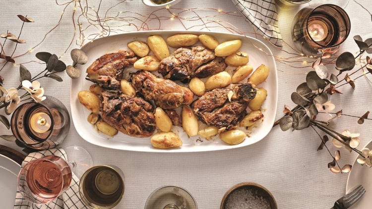 Κατσικάκι με μέλι, δυόσμο και πατάτες στον φούρνο
