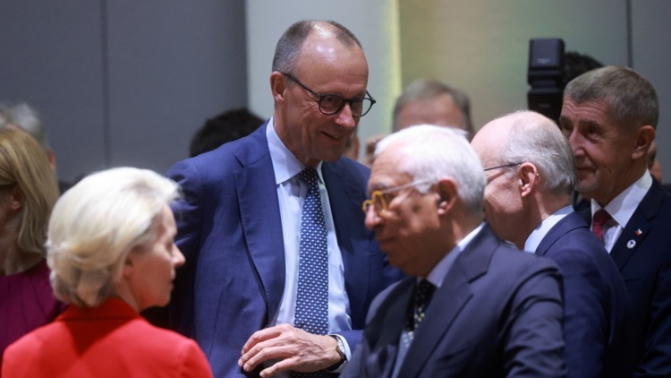 Politico: Οι ηγέτες της ΕΕ θα ζητήσουν να εκκινήσει εκ νέου η διαδικασία κύρωσης της εμπορικής συμφωνίας με τις ΗΠΑ