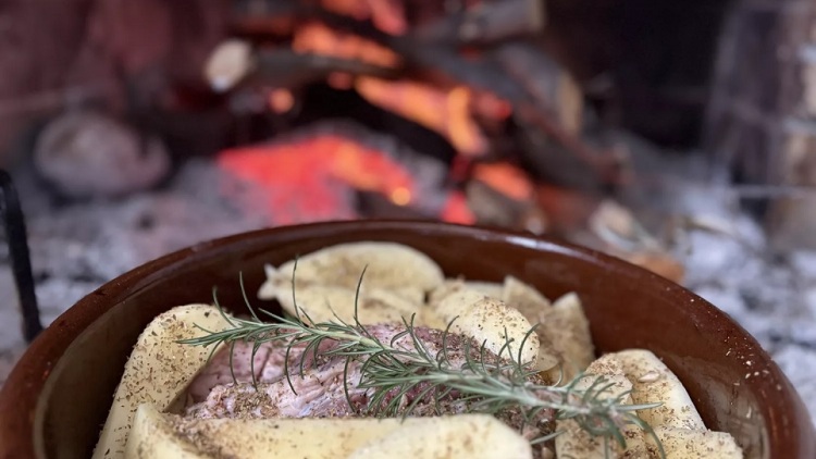 Πώς καθαρίζουμε σωστά το τζάκι πριν και μετά το μαγείρεμα