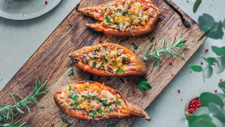 Η συνταγή της ημέρας: Ψητές γλυκοπατάτες γεμιστές με κιμά και μπαχαρικά. Το μενού της εβδομάδας (26/1-1/2)