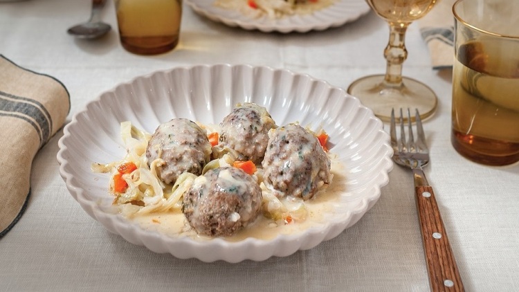 Γιουβαρλάκια μοσχαρίσια αυγολέμονο, με μυρώνια και λάχανο
