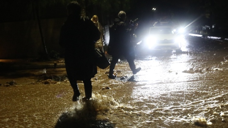 Ο Λέκκας εξηγεί γιατί χτυπήθηκε η Άνω Γλυφάδα από την κακοκαιρία: Το νότιο τμήμα του Υμηττού, η στερεοπαροχή και η κληρονομημένη τρωτότητα 