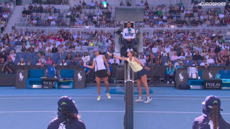 Australian Open: Ο πόντος της χρονιάς κατέληξε σε... παραλίγο σύγκρουση για Σφιόντεκ και Μπούζκοβα, δείτε βίντεο

