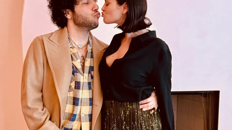 Η Σελένα Γκόμεζ αφήνει τις red carpet τουαλέτες και επιλέγει μια φούστα των 20 ευρώ
