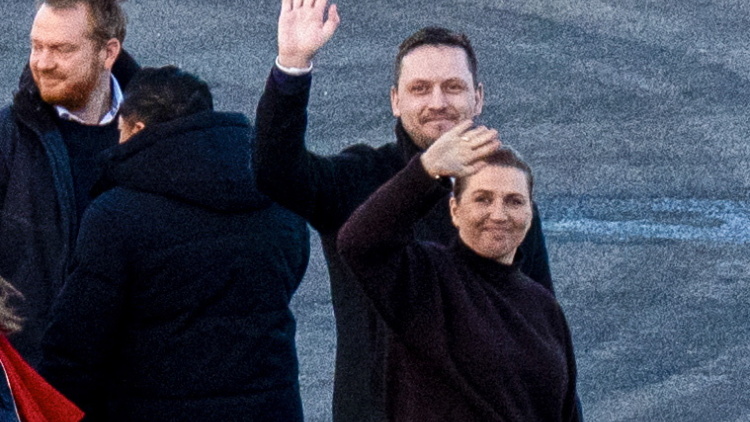 Στο Νούουκ της Γροιλανδίας η πρωθυπουργός της Δανίας μετά την υπαναχώρηση Τραμπ