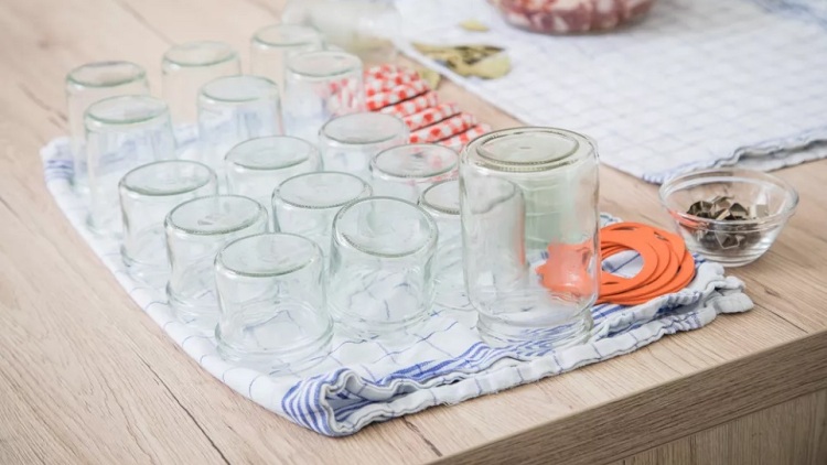 Πριν γεμίσουμε τα βάζα: Πώς τα αποστειρώνουμε σωστά στο σπίτι