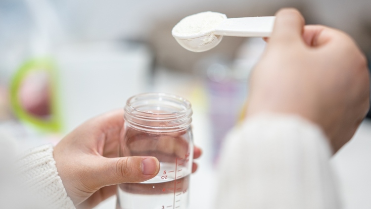 Γαλλία: Στο μικροσκόπιο οι θάνατοι 2 βρεφών, εξετάζεται η σύνδεσή τους με προϊόντα βρεφικού γάλακτος που είχαν ανακληθεί 